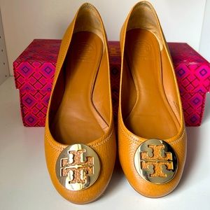 NWT Tory Burch Reva flats in Tan/Gold size 8